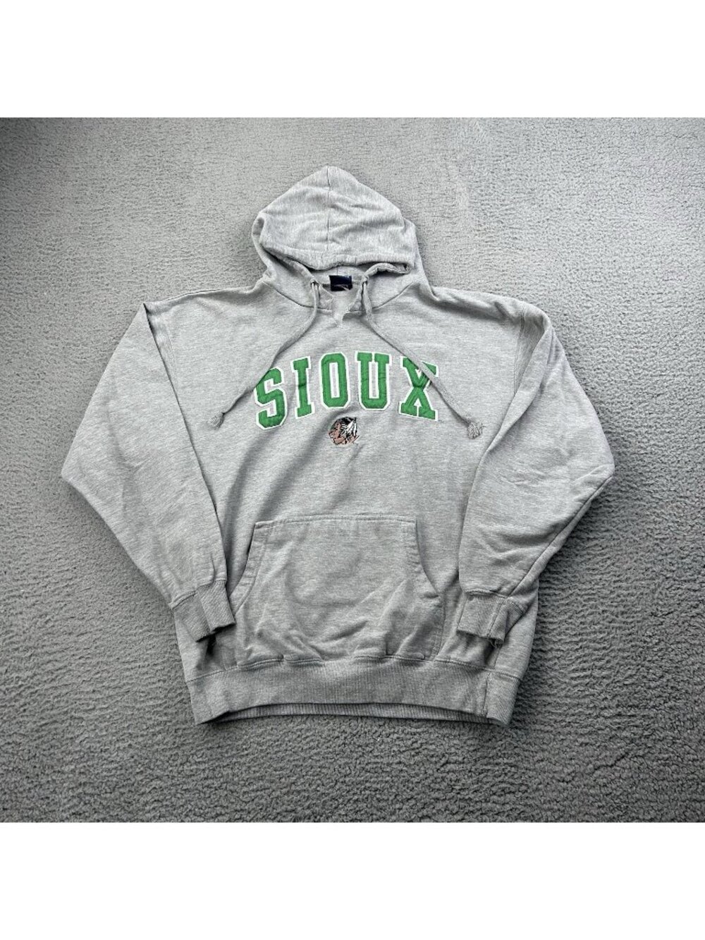 North Dakota Fighting Sioux Pullover Sweatshirt Hoodie Gray Size Large UND